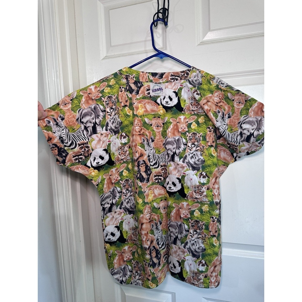 Women's Wildlife Safari Scrub Top Size Medium - Picture 3 of 3